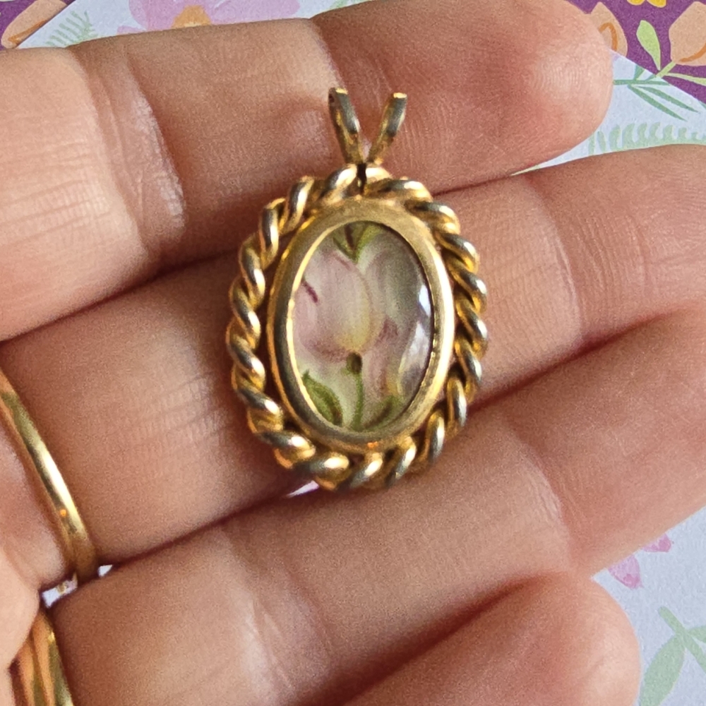 Vintage pastel flowers pendant gold tone tulip spring oval cameo white ceramic - Picture 5 of 11